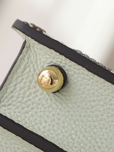 フェンディバッグ角部分ディテール